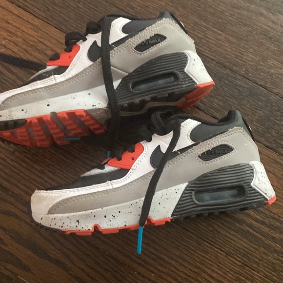 Nike shoes - Picture 2 of 4